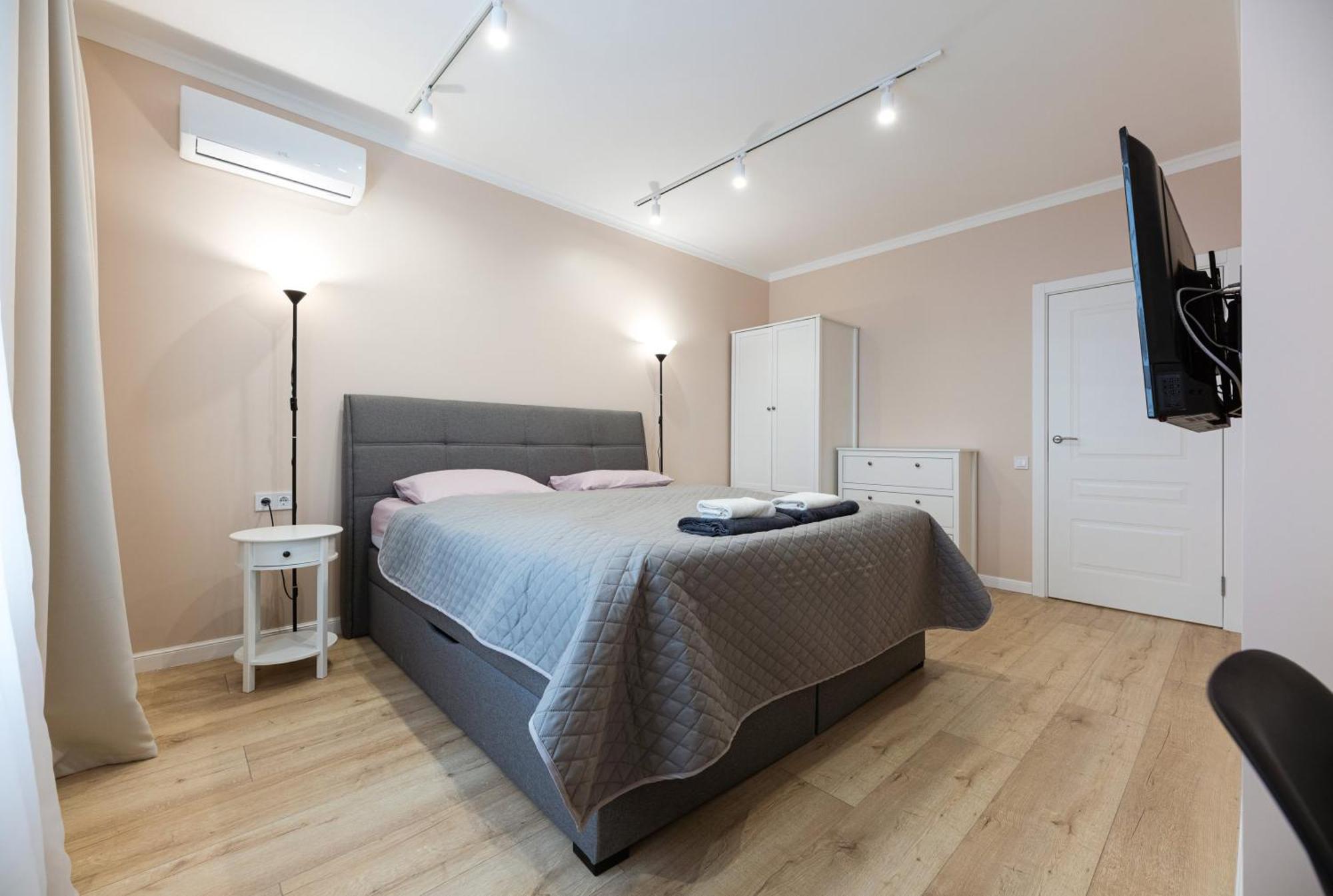 Ferienwohnung Квартири Люкс Метро Чернігівська Kiew Exterior foto